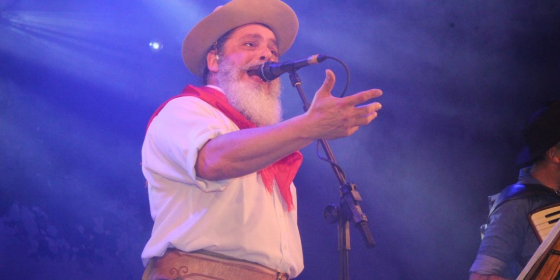 Vídeos e fotos: Luiz Marenco e final do 17º Acampamento da Canção Nativa agitaram 41º Rodeio Nacional de Campo Bom