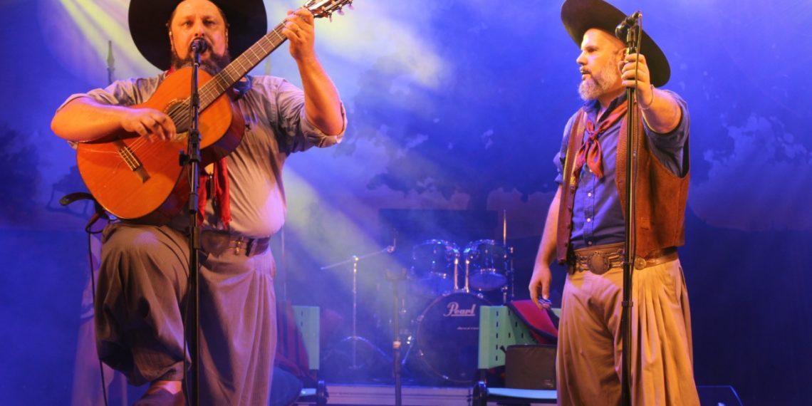 Vídeos e fotos: show de César Oliveira e Rogério Melo reúne grande público no Rodeio em Campo Bom