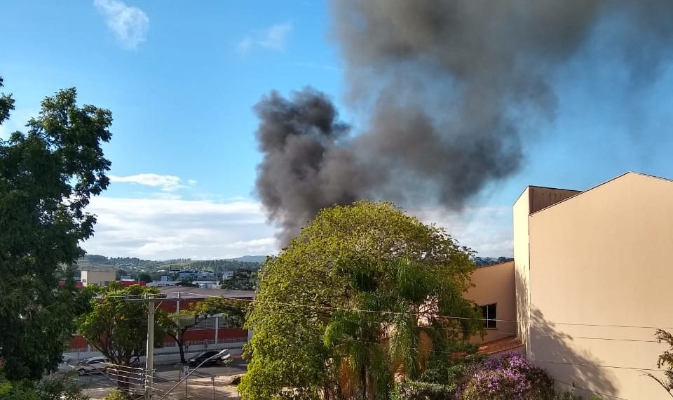 Fumaça escura no céu de Sapiranga assusta moradores