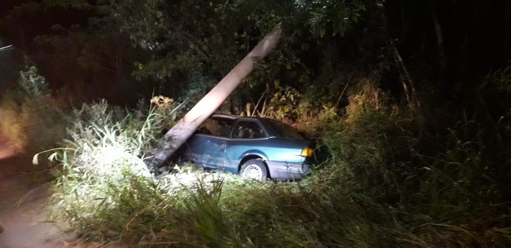 Motorista foge após colidir carro contra poste na VRS-464 em Nova Hartz
