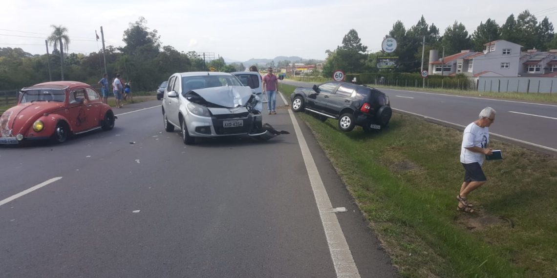 Acidente envolve três veículos na RS-239 em Araricá neste domingo