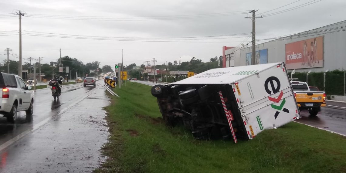 Vídeo e fotos: Caminhão tomba na lateral da RS-239 após derrapar na pista molhada