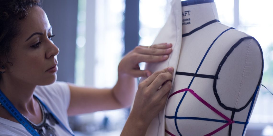Com visão empreendedora e comprometimento socioambiental, docente do Senac Novo Hamburgo motiva quem quer seguir na área da moda