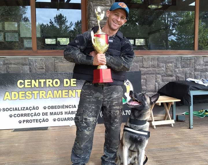 Adestrador de Nova Hartz participa de competição de cães K9 no Uruguai