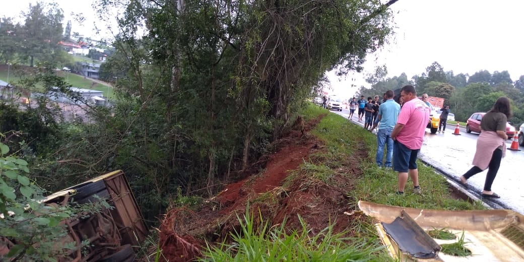Ônibus com 29 passageiros cai em barranco próximo da divisa de Campo Bom e NH na RS-239