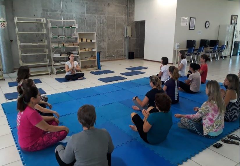 Aula aberta de yoga realizada na Biblioteca do CEI em Campo Bom