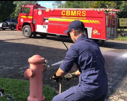 Bombeiros testam hidrantes para ter real noção se funcionam ou não