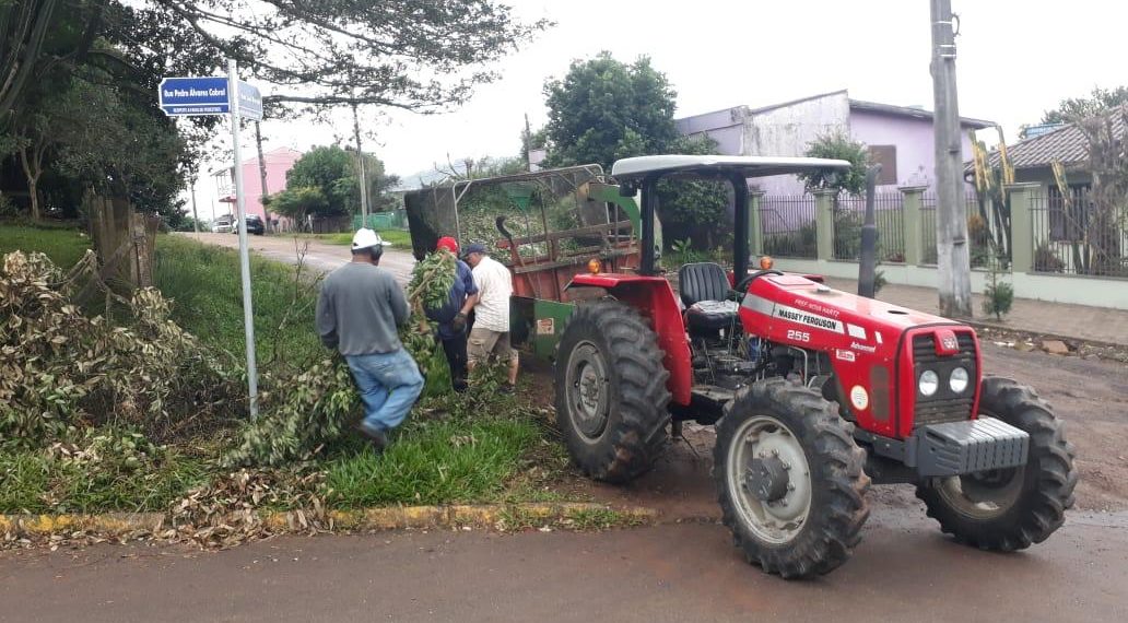 Galhos são triturados e redirecionados aos agricultores e moradores de Nova Hartz
