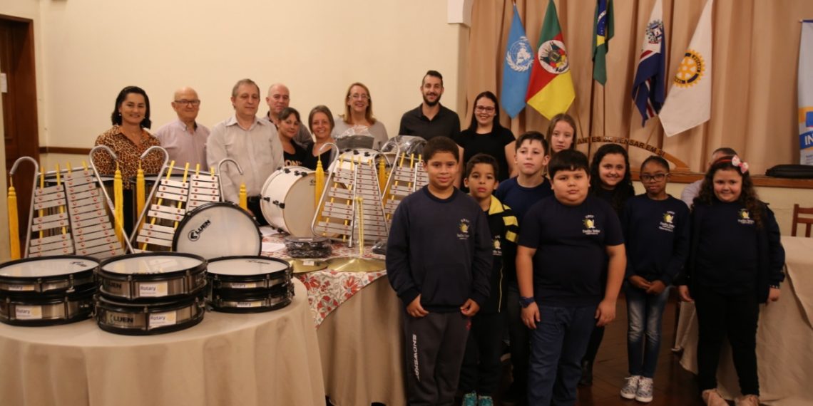 Banda da Escola Emílio Vetter recebe doação de instrumentos