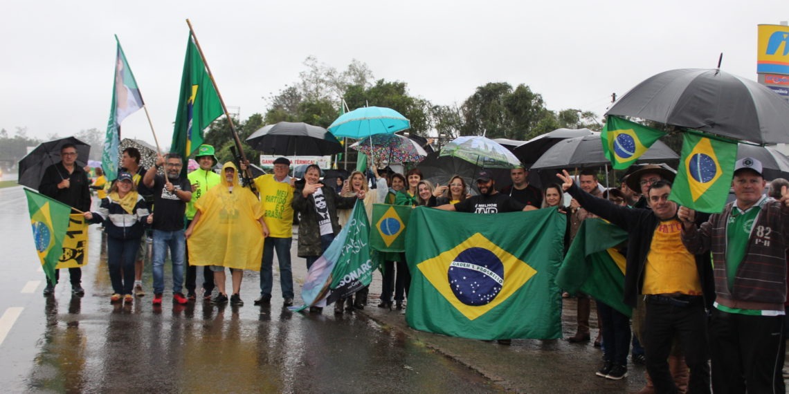 Vídeos e fotos: Apoiadores do governo Bolsonaro realizam ato a favor da reforma da previdência e pacote anticrime em Araricá