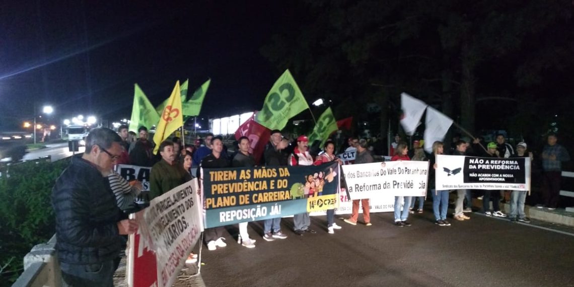 Contra a proposta da reforma da previdência, movimentos sindicais bloquearam a RS-239, em Sapiranga