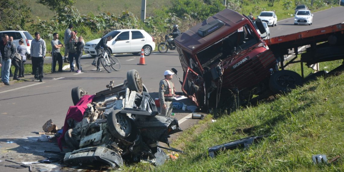 Identificadas vítimas de grave acidente na RS-239 com carreta de Campo Bom