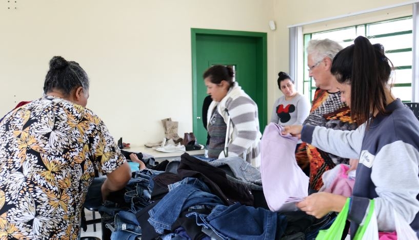 Campanha Gente Boa doa Roupa Boa entrega agasalhos no bairro São Luiz, em Sapiranga