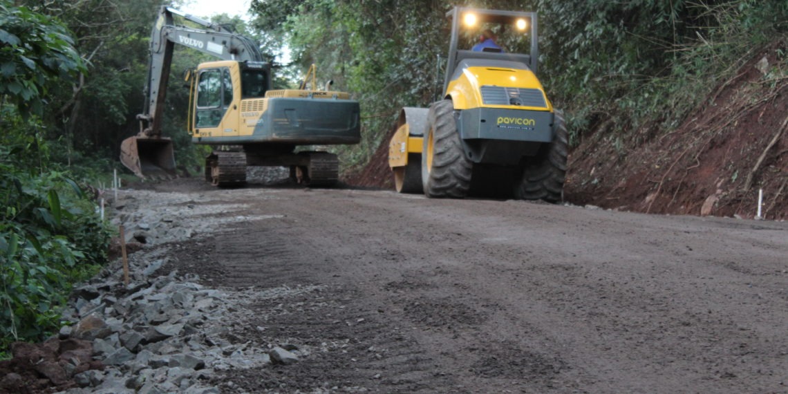 Avança a preparação do solo para asfaltamento de quase um quilômetro no topo do Ferrabraz