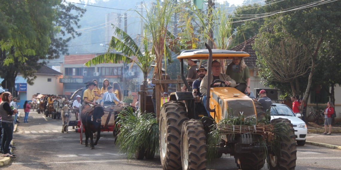 Desfile marca o início da festa Kolonie em Nova Hartz
