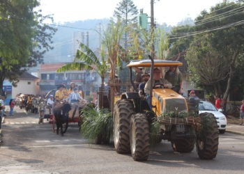 Desfile marca o início da festa Kolonie em Nova Hartz