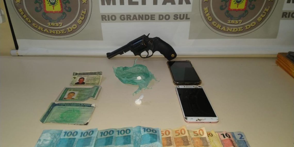 Jovens são presos com arma, dinheiro na cueca e cocaína após tentarem fugir da BM em Sapiranga
