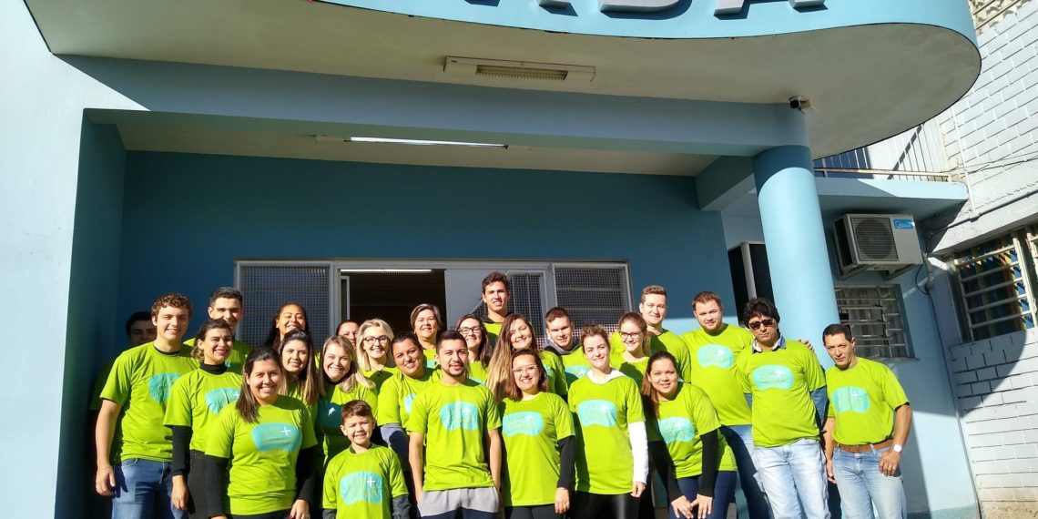 Time de colaboradores do Sicoob coloca a mão na massa e pinta a parte interna da APADA Sapiranga