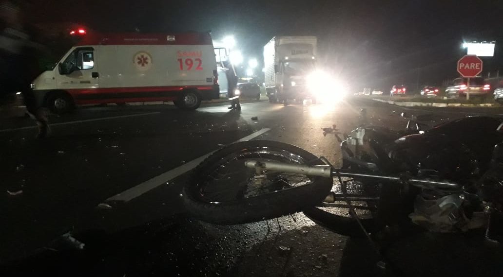 Motociclistas ficam feridos, na RS-239, após acidente no retorno de acesso ao Amaral Ribeiro. Confira vídeo