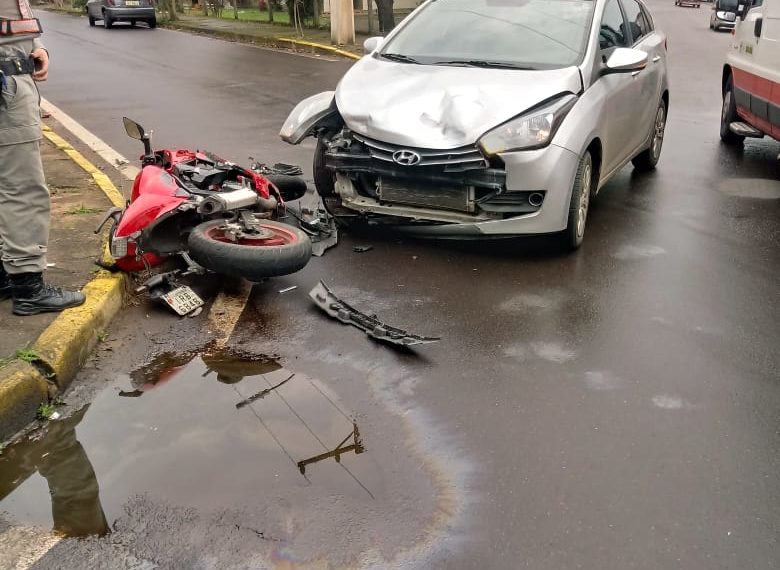 Motociclista fica ferido após acidente no viaduto do bairro Santa Fé. Confira fotos