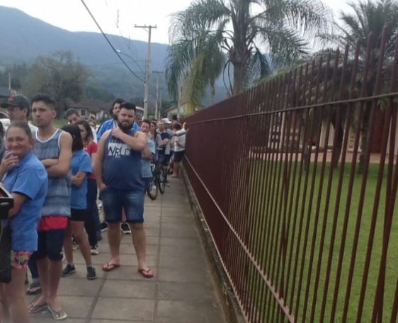 Sapateiros enfrentam fila, em Nova Hartz, para solicitar exclusão de contribuição sindical