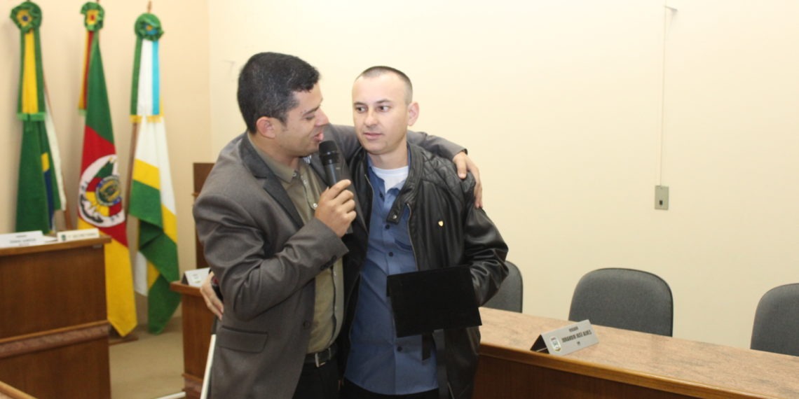 Policial baleado em confronto contra marginais recebe homenagem de vereador em Araricá
