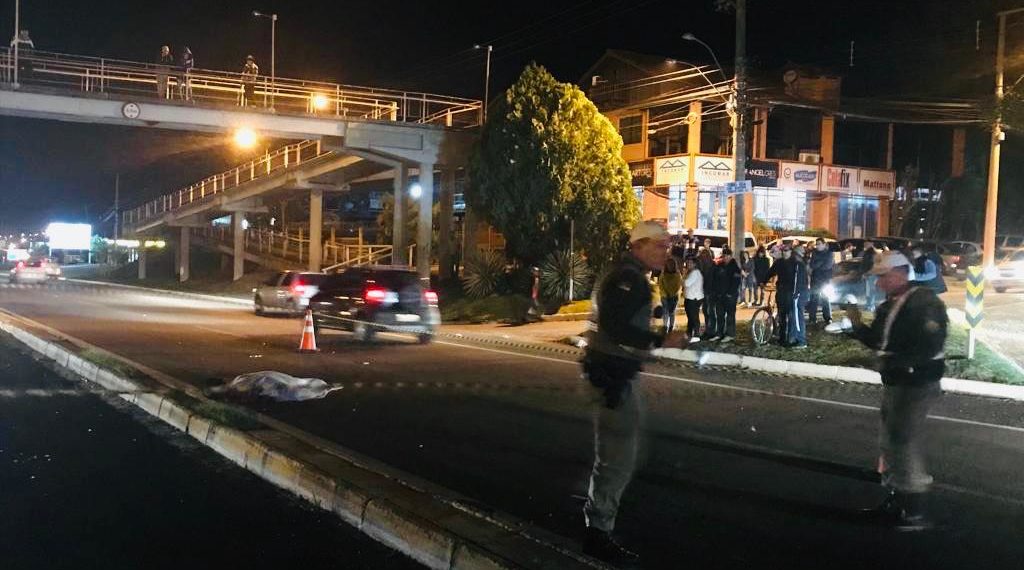 Homem atravessa RS-239 fora da passarela e morre atropelado em Parobé
