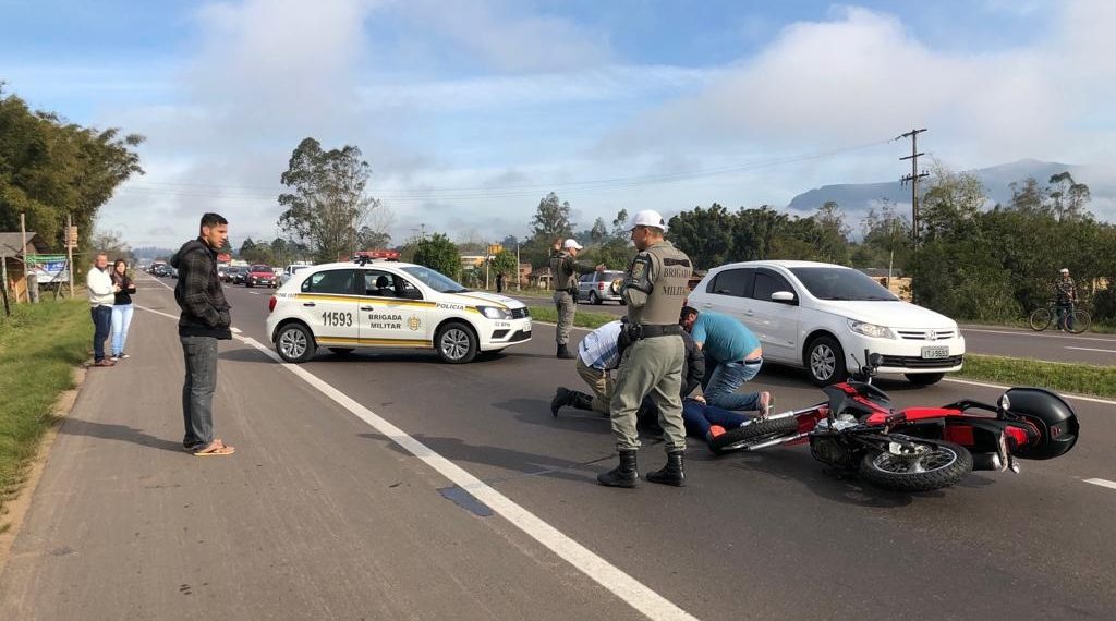 Acidente deixa motociclista ferida e trânsito lento na RS-239 entre Araricá e Nova Hartz