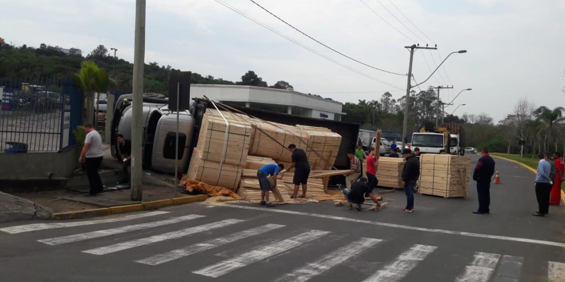 Caminhão tomba na Avenida Carlos Strassburger Filho, em Campo Bom. Confira vídeo