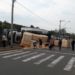 Caminhão tomba na Avenida Carlos Strassburger Filho, em Campo Bom. Confira vídeo