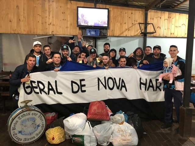 Gremistas de Nova Hartz doam roupas para a Pastoral da Criança do município
