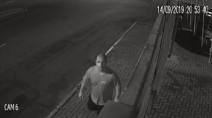 Polícia procura homem que quebrou câmera de monitoramento da Delegacia de Sapiranga, confira o vídeo: