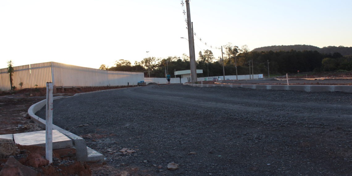 Reprogramação de asfaltamento paralisa obra da avenida Carlos Gilberto Weiss, em frente ao IFSul
