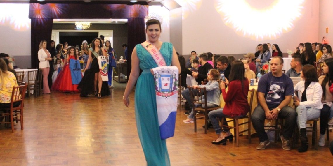 Campo-bonense Renata Trein Nazzari, é coroada Embaixatriz da Beleza Gaúcha PCD 2020, em Parobé