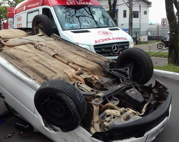 Motorista capota veículo na Av. Gustavo Vetter em Campo Bom
