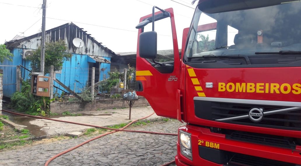 Incêndio destrói grande parte de casa no Bairro São Luiz, em Sapiranga