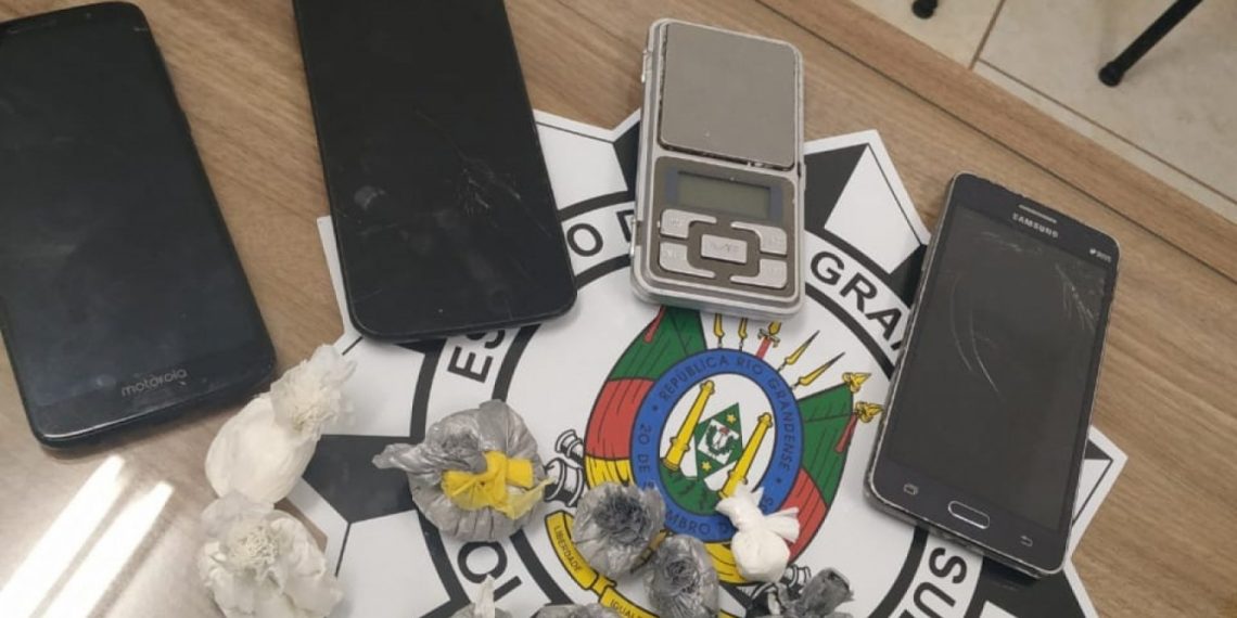Moradora de Campo Bom é presa entregando drogas com os filhos de seis e dez anos
