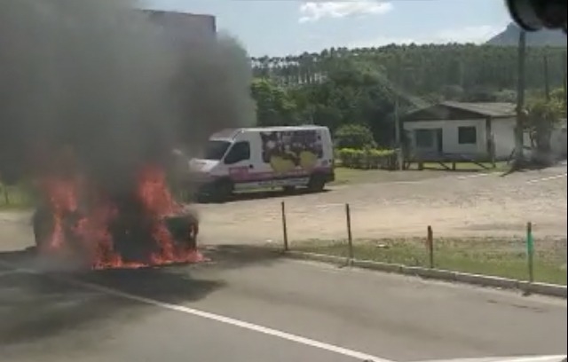 Carro pega fogo na RS-239 na divisa de Sapiranga e Araricá