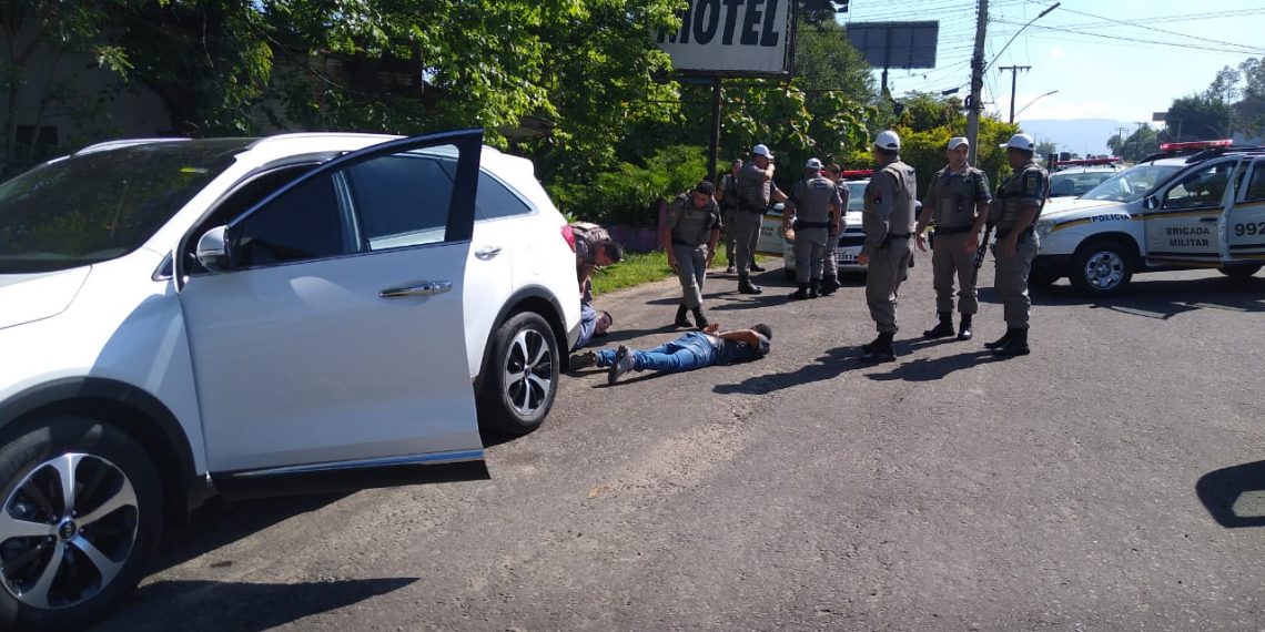 Três homens são detidos e um menor apreendido pela Brigada Militar em Sapiranga após perseguição na RS-239. Confira vídeo