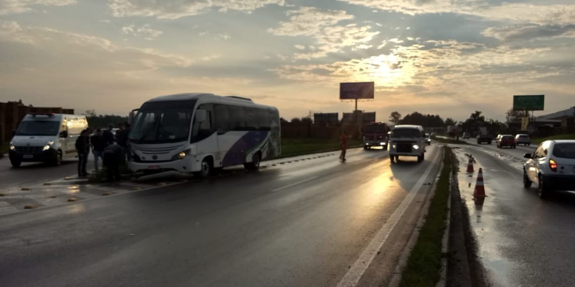 Mulheres sofrem ferimentos após acidente entre automóvel e micro-ônibus na RS-239, em Nova Hartz