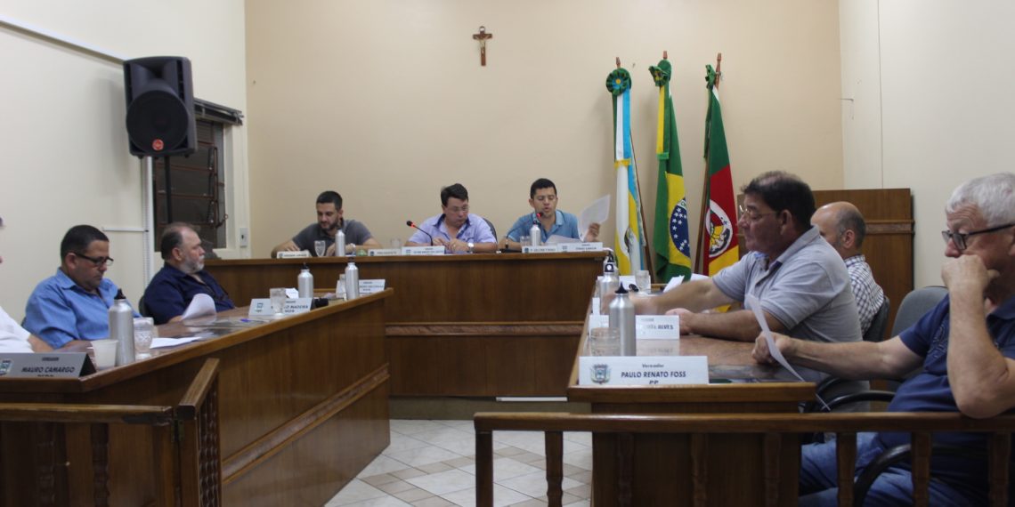 Vereadores criticam nomeações de dois suplentes de vereadores na Prefeitura de Araricá