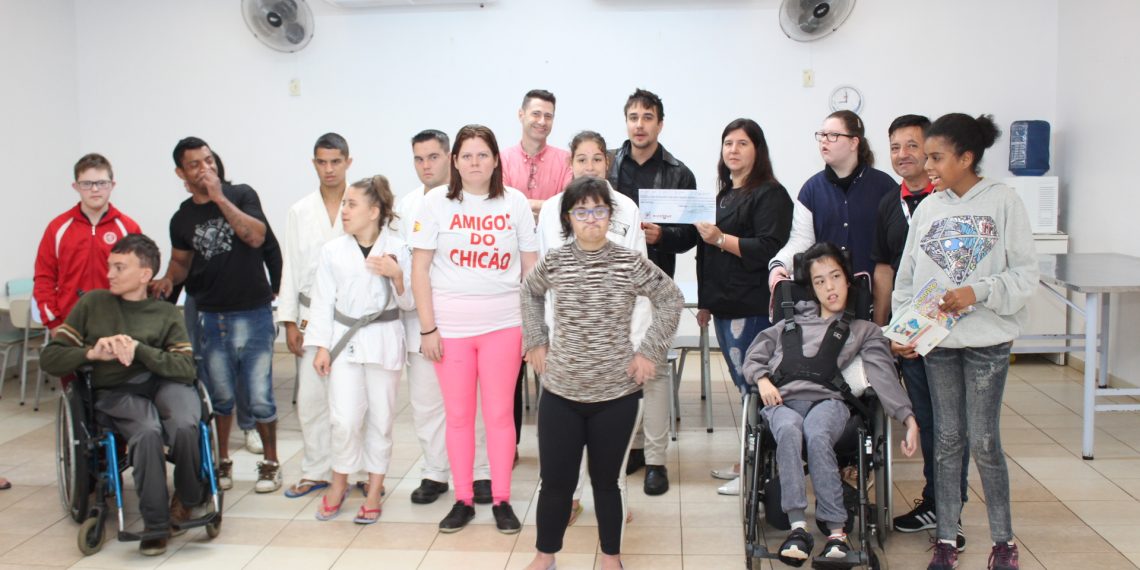 Apae de Sapiranga recebe doação em dinheiro da campanha Rizzo Day