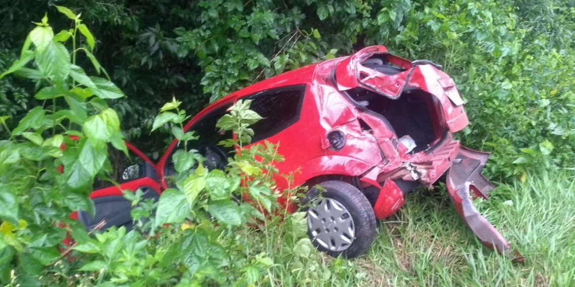 Veículo sai da pista e bate em poste na RS-464 em Nova Hartz