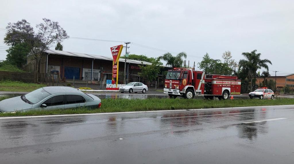 Saída de pista de veículo causa trânsito lento em Nova Hartz
