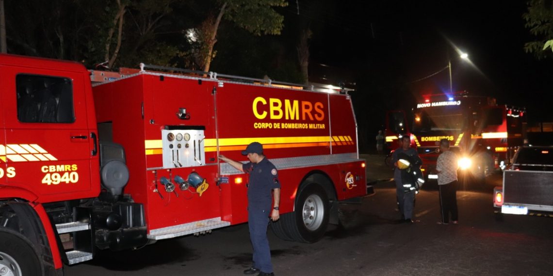 Fogo consome residência no bairro Operária, em Campo Bom. Confira o vídeo: