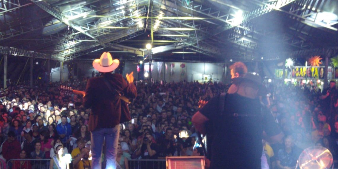 Jads e Jadson encerraram a programação do primeiro final de semana da 36ª Festa das Rosas