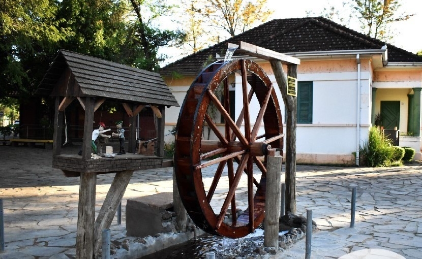 Conheça o construtor da roda d’água instalada em praça de Nova Hartz