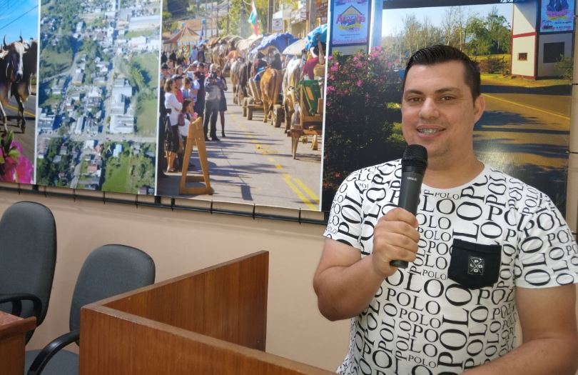 Vereador Max aponta alternativa, em Araricá, para destinação de galhos jogados nas ruas