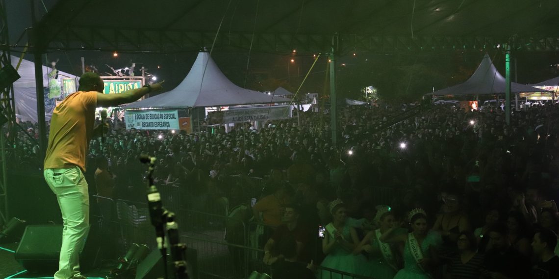 Abrindo os shows nacionais, Thiaguinho levanta o público e é ovacionado na 36ª Festa das Rosas