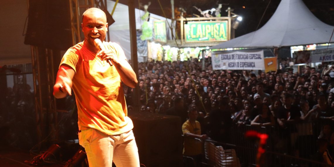 Abrindo os shows nacionais, Thiaguinho levanta o público e é ovacionado na 36ª Festa das Rosas
